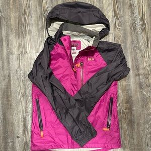 🆕 girls REI raincoat. Size girls Medium 10/12